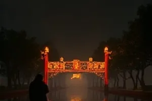 三月樱花树下两人并肩的纯爱剧照示意，浅粉与晴空蓝交织
