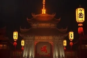 荒岛岸边搭起简易直播设备的综艺场景示意，海浪拍打礁石