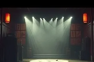 办公室深夜加班的场景示意，桌面堆着图纸与咖啡杯
