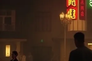 两杯半糖饮品并排的都市剧照示意，窗外车流虚化